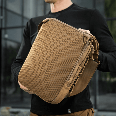 M-Tac Tablet Bag Laser Cut Hex Cordura-materiaalista, käytännöllinen EDC:hen, asiakirjoille ja piilotetuille aseille, Laser Cut MOLLE etupaneelissa.