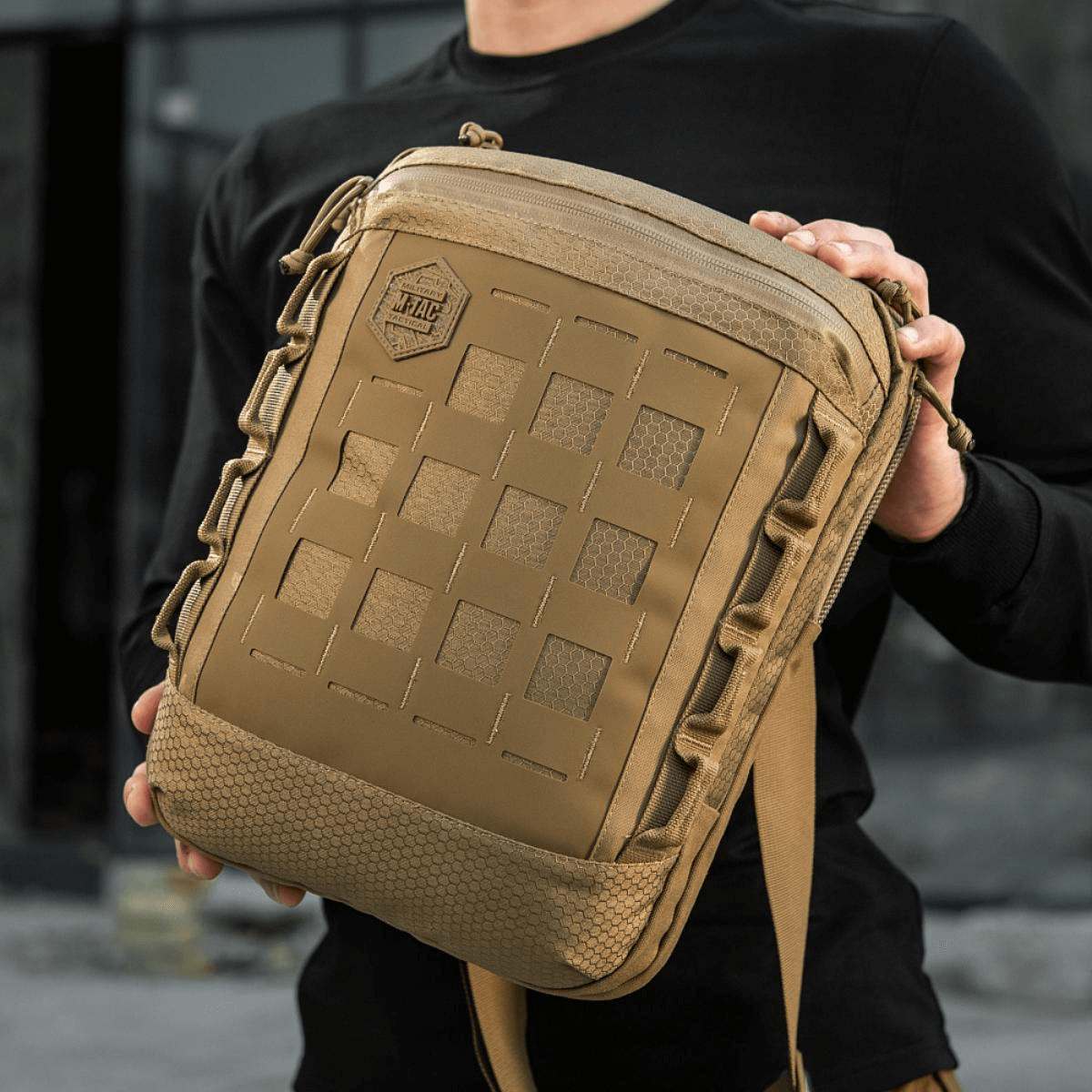 M-Tac Tablet Bag Laser Cut Hex litteällä muotoilulla, valmistettu tukevasta Cordurasta Laser Cut MOLLE -etupaneelilla käytännölliseen säilytykseen.