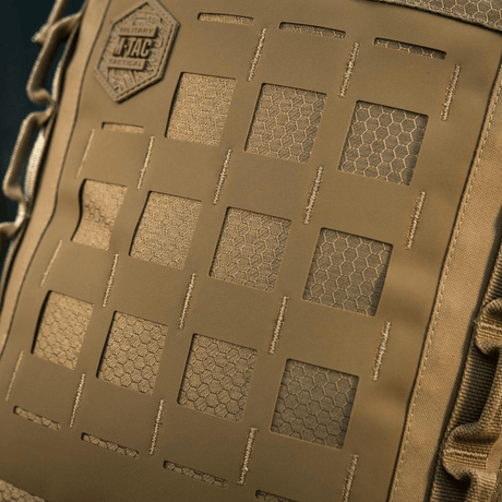 M-Tac Tablet Bag Laser Cut Hex Laser Cut MOLLE:lla, valmistettu Cordura Hexistä kestävyyden ja toiminnallisuuden vuoksi.