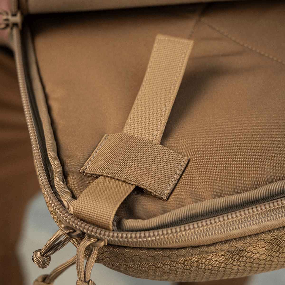 Yksityiskohta M-Tac Tablet Bag Laser Cut Hexin vetoketjusta ja sisäisestä materiaalista.