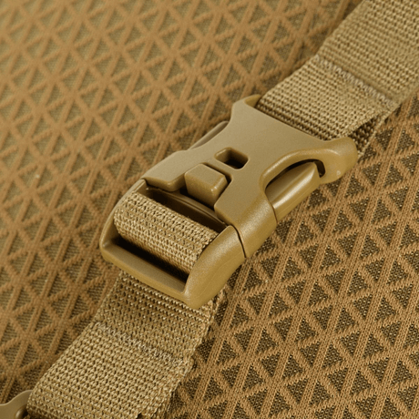 Lähikuva soljesta M-Tac Tablet Bag Laser Cut Hexissä, valmistettu Cordura Hex -materiaalista. EDC- ja asiakirjalaukku.