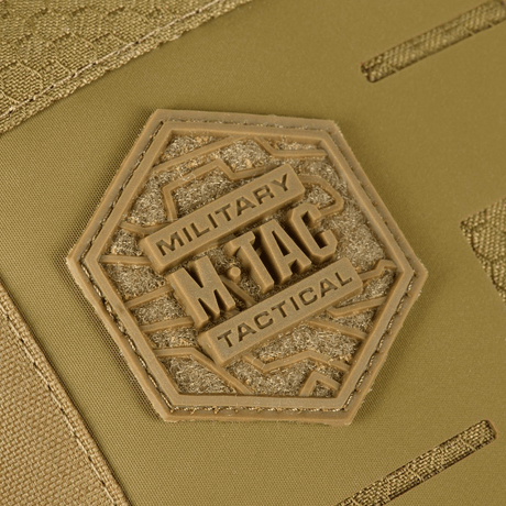 M-Tac Tablet Bag Laser Cut Hex yksityiskohtainen laukkulevy sotilaallisella taktisuunnittelulla, valmistettu kestävästä Cordura-materiaalista.