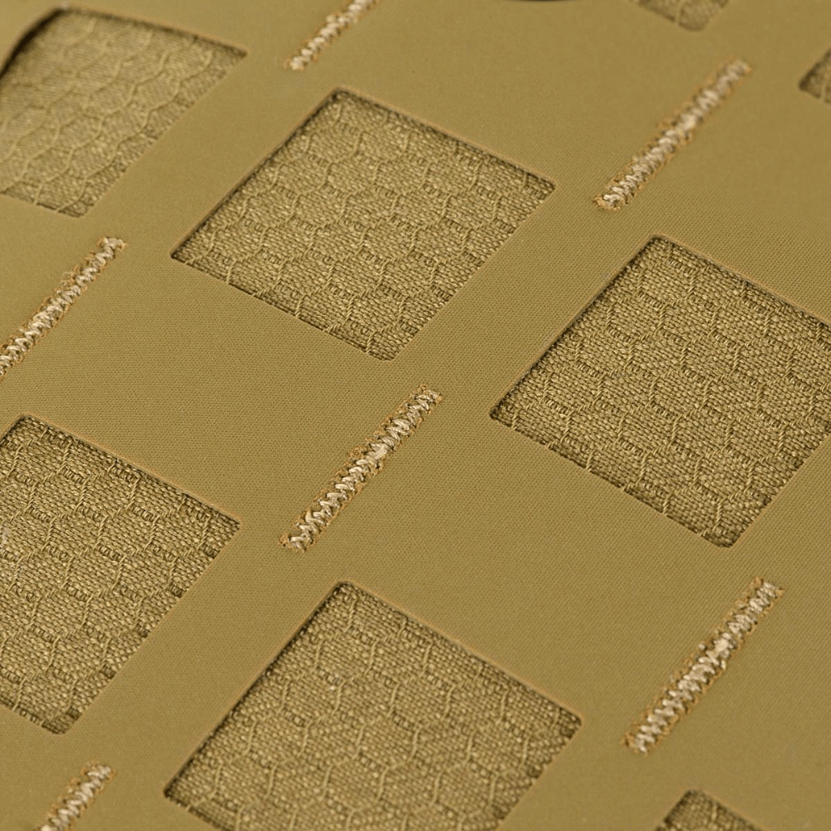 Lähikuva M-Tac Tablet Bag Laser Cut Hexistä Laser Cut MOLLE -paneelilla Cordura-materiaalissa.