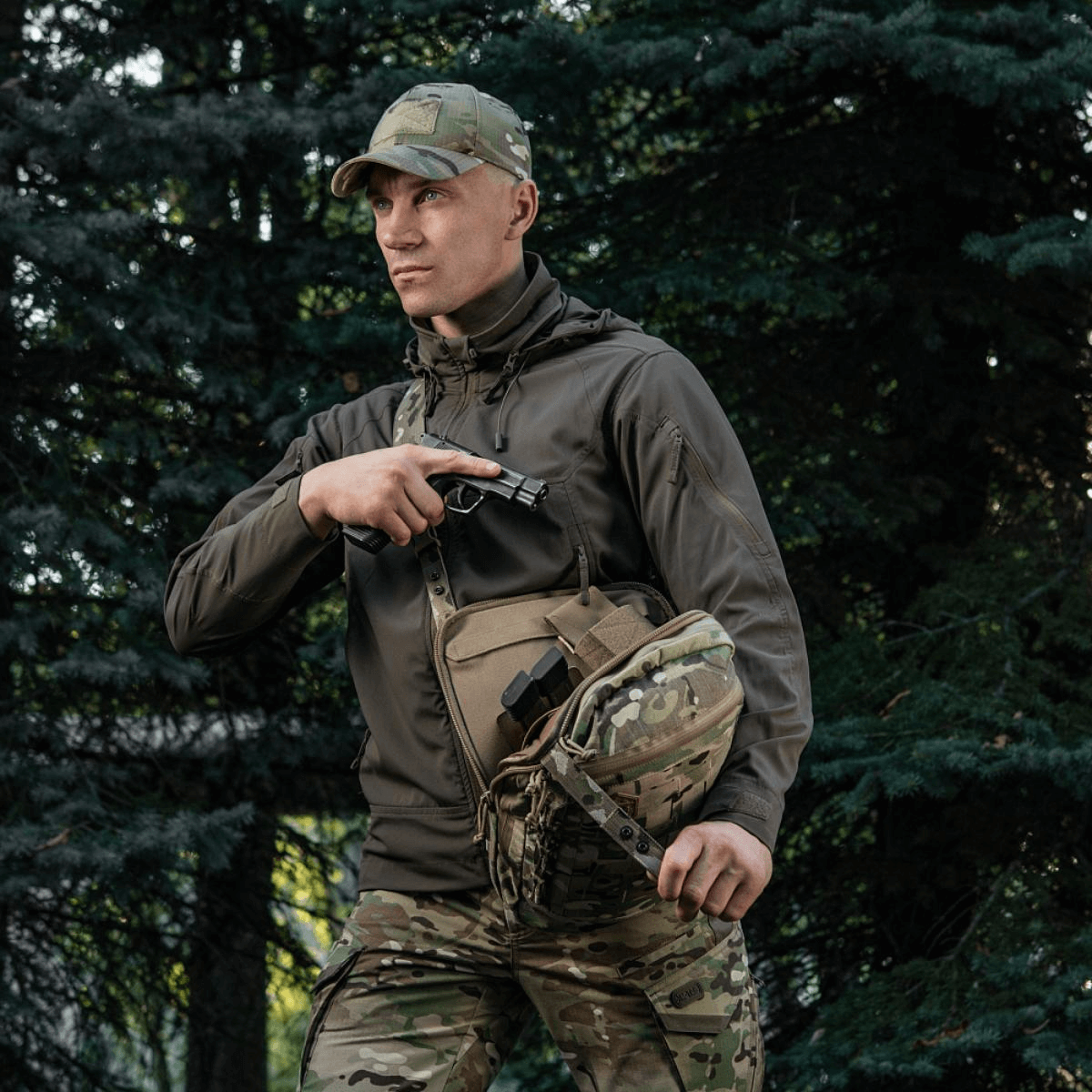 M-Tac Tablet Bag Laser Cut Hex ulkokäytössä, piilotettu asekotelo ja kamppauksessa käytettävä camo-varustus, sopii EDC:hen ja asiakirjoille.