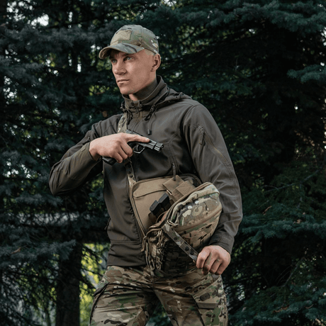 M-Tac Tablet Bag Laser Cut Hex ulkokäytössä, piilotettu asekotelo ja kamppauksessa käytettävä camo-varustus, sopii EDC:hen ja asiakirjoille.