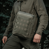 M-Tac Tablet Bag Laser Cut Hex EDC:hen ja piilotettuun aseeseen, Cordura ja MOLLE-paneeli, sopii asiakirjoille ja tabletille.