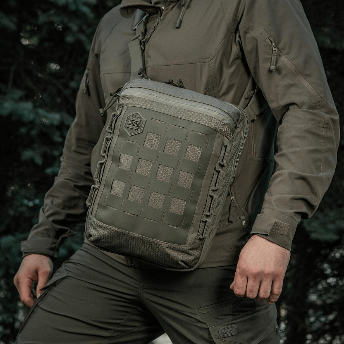 M-Tac Tablet Bag Laser Cut Hex EDC:hen ja piilotettuun aseeseen, Cordura ja MOLLE-paneeli, sopii asiakirjoille ja tabletille.