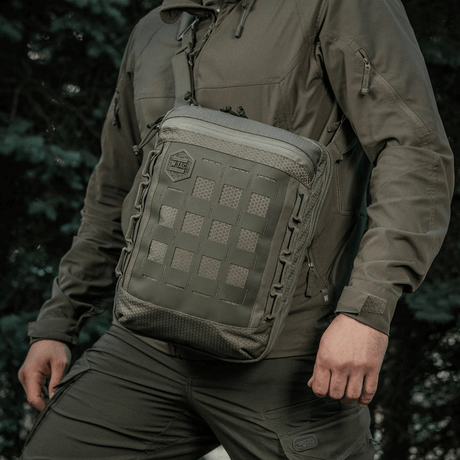 M-Tac Tablet Bag Laser Cut Hex EDC:hen ja piilotettuun aseeseen, Cordura ja MOLLE-paneeli, sopii asiakirjoille ja tabletille.