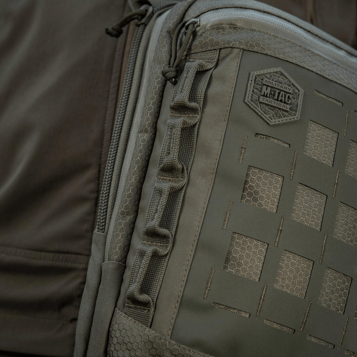 M-Tac Tablet Bag Laser Cut Hex Laser Cut MOLLE -paneelilla ja Cordura-materiaalilla, sopii EDC:hen ja nopeaan pääsyyn piilotettuun aseeseen.
