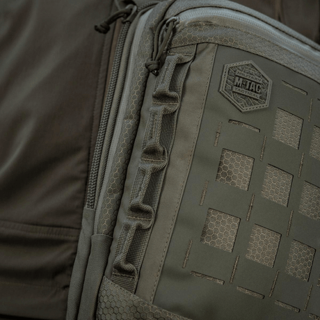 M-Tac Tablet Bag Laser Cut Hex Laser Cut MOLLE -paneelilla ja Cordura-materiaalilla, sopii EDC:hen ja nopeaan pääsyyn piilotettuun aseeseen.