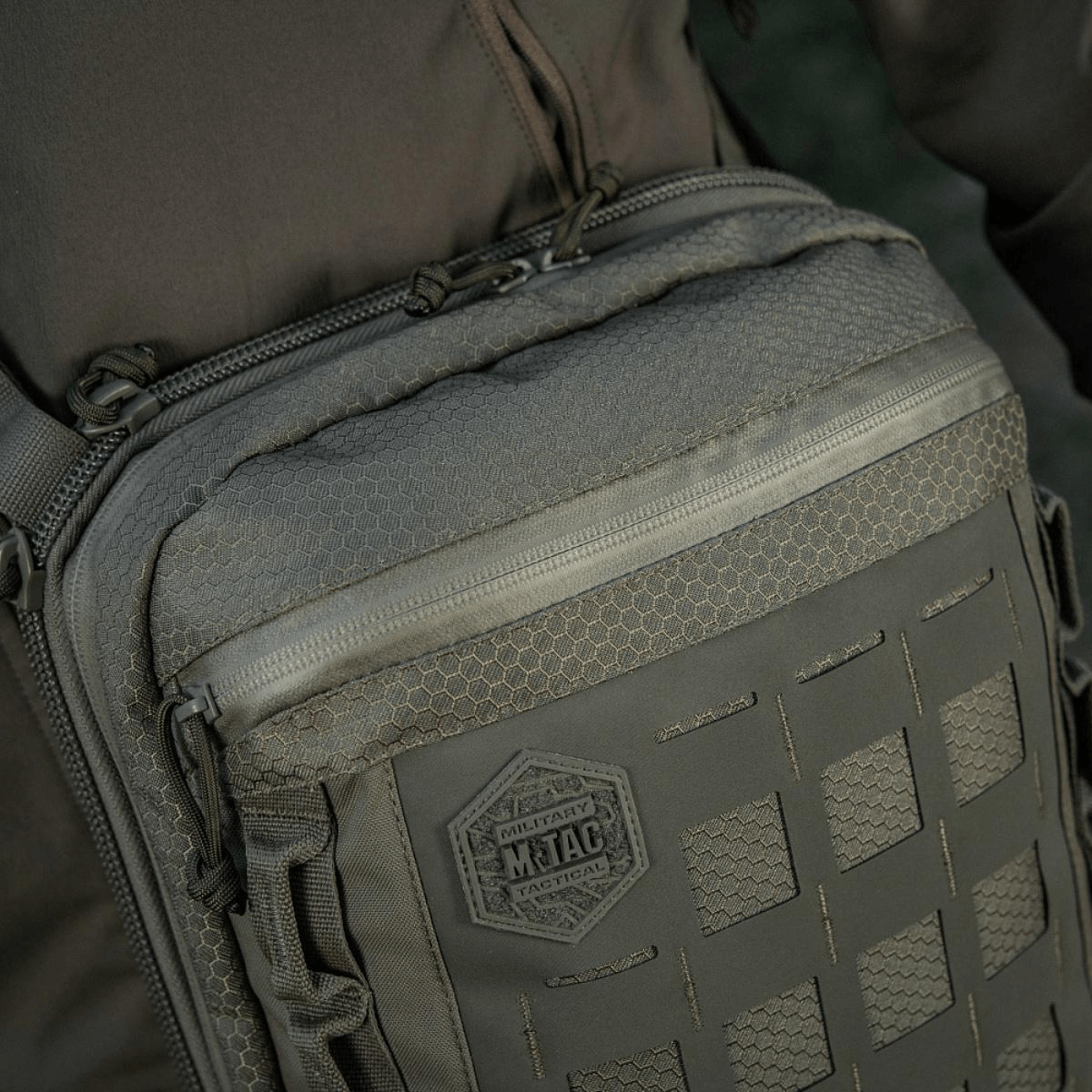 M-Tac Tablet Bag Laser Cut Hex kestävästä Cordurasta Laser Cut MOLLE -muotoilulla ja nopealla lokeroilla tabletille ja asiakirjoille.