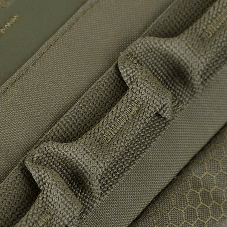 Lähikuva M-Tac Tablet Bag Laser Cut Hex Cordura-materiaalista ja Laser Cut MOLLE -järjestelmästä lisävarusteille.
