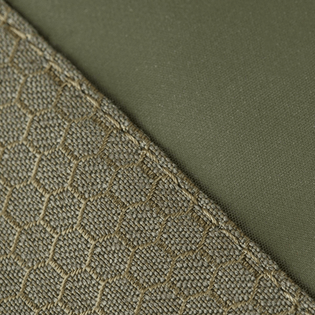 Yksityiskohta M-Tac Tablet Bag Laser Cut Hexin Cordura Hex -rakenteesta ja vihreästä kangaspaneelista.