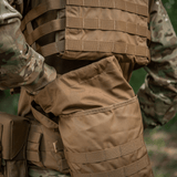 M-Tac Sukharka Gen.3 Pouch, kenttätasku Cordura 500D:llä ja MOLLE-interface, kantaja sotilasasussa.