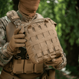 Sotilas pitää M-Tac Sukharka Gen.3 Pouchia, MOLLE-interface, valmistettu Cordura 500D:stä.