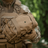 M-Tac Sukharka Gen.3 Pouch, Cordura 500D ja MOLLE-interface, sopii kenttäkäyttöön, pidetty henkilön käsissä.