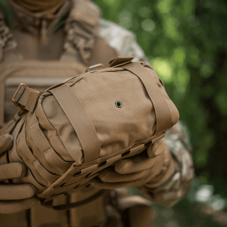 M-Tac Sukharka Gen.3 Pouch, Cordura 500D ja MOLLE-interface, sopii kenttäkäyttöön, pidetty henkilön käsissä.