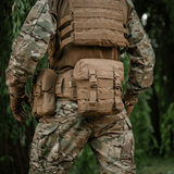 M-Tac Sukharka Gen.3 Pouch kiinnitetty sotilasasuun metsäympäristössä.