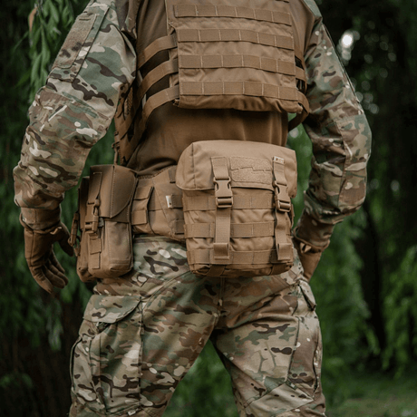 M-Tac Sukharka Gen.3 Pouch kiinnitetty sotilasasuun metsäympäristössä.