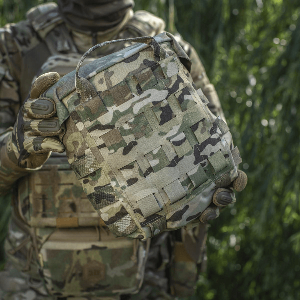 M-Tac Sukharka Gen.3 Pouch maastokuvioisena, pidetty sotilaan toimesta, Cordura 500D.