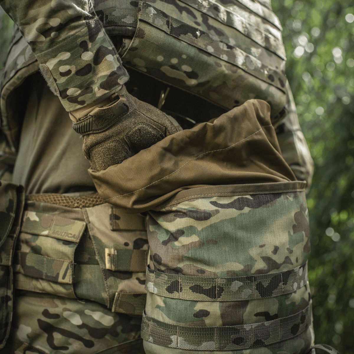 M-Tac Sukharka Gen.3 Pouch maastokuvioituna kiinnitettynä sotilasvarustukseen, näyttää säilytystilan ja Cordura 500D:n.