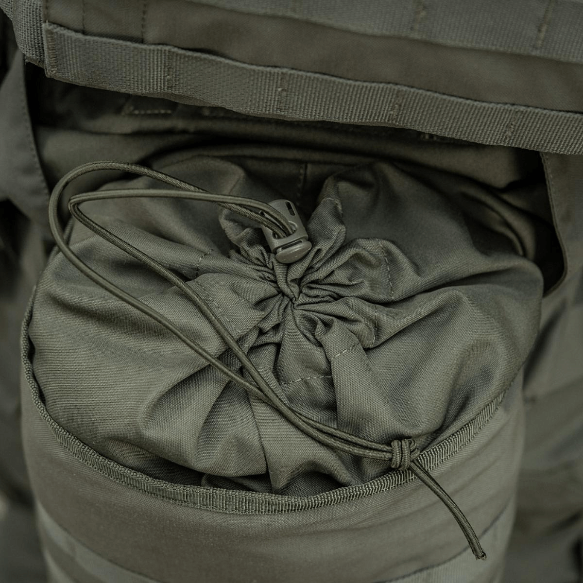 M-Tac Sukharka Gen.3 Pouch Cordura 500D:llä, kuminauha ja nyöri käytössä, sopii sotilaskäyttöön ja MOLLE-kiinnitykseen.