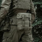 M-Tac Sukharka Gen.3 Pouch kiinnitetty taktiseen varustukseen maastossa.