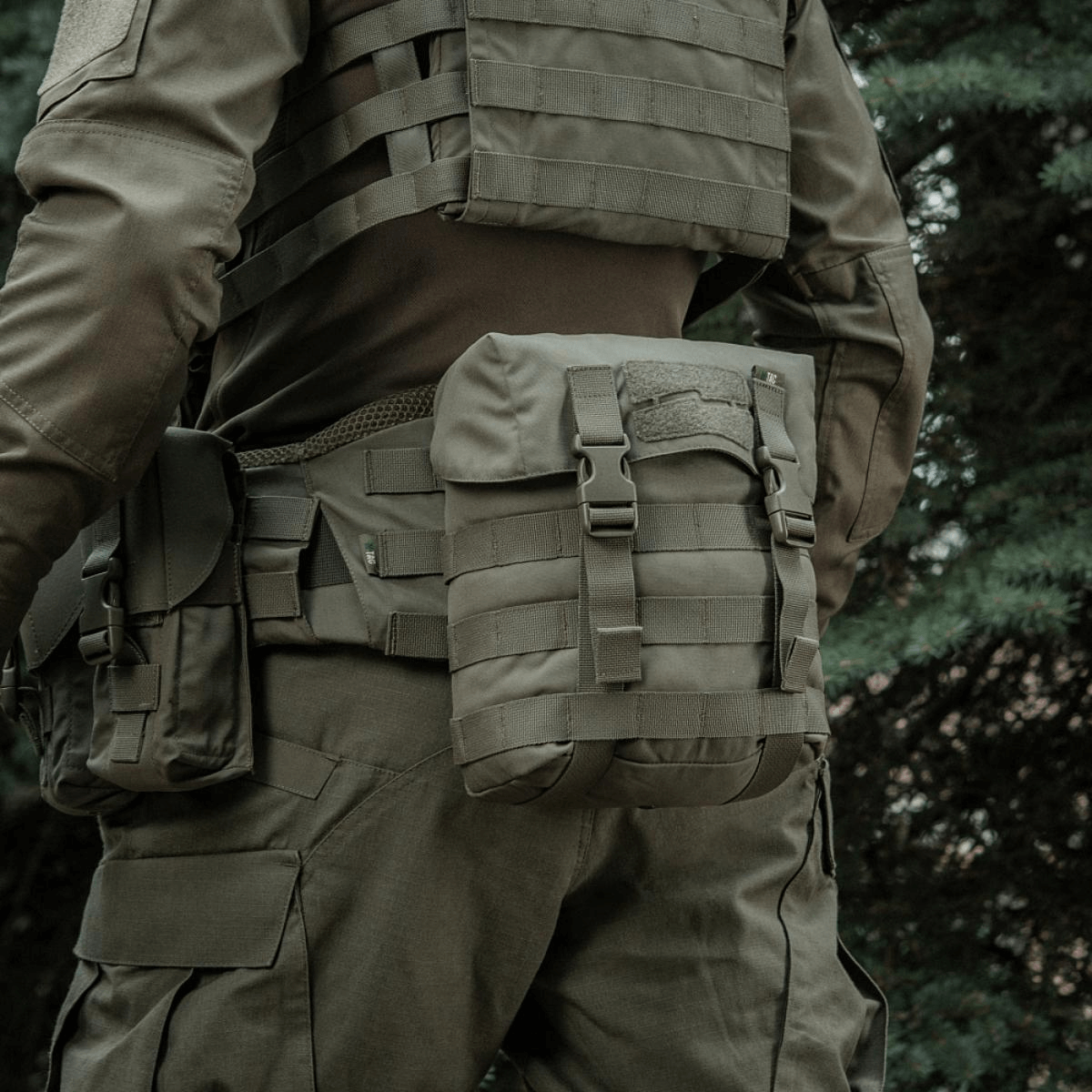 M-Tac Sukharka Gen.3 Pouch kiinnitetty taktiseen varustukseen maastossa.