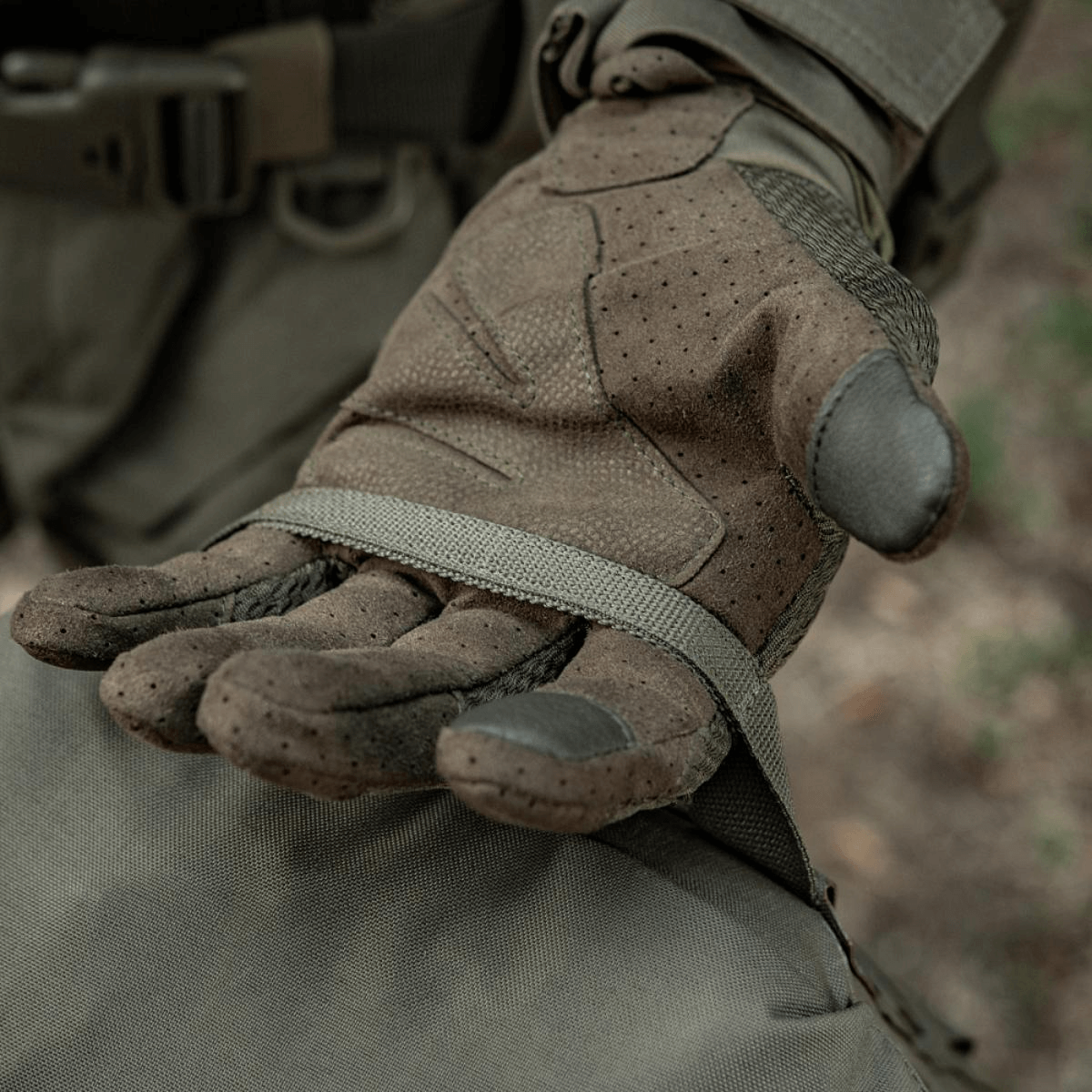 Taktinen käsine käsittelee M-Tac Sukharka Gen.3 Pouchia, kestävä materiaali ja MOLLE-interface.
