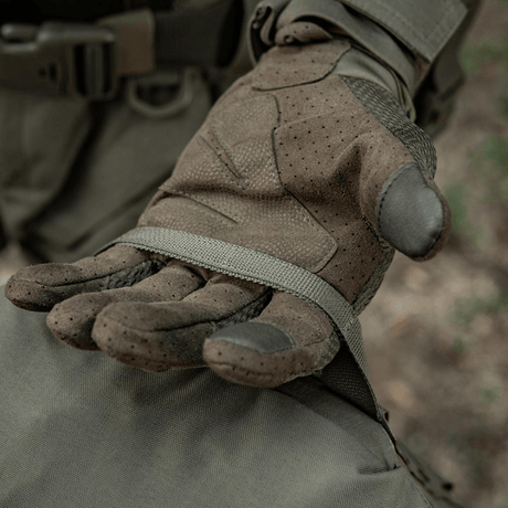 Taktinen käsine käsittelee M-Tac Sukharka Gen.3 Pouchia, kestävä materiaali ja MOLLE-interface.