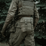 Sotilas metsässä M-Tac Sukharka Gen.3 Pouch kiinnitettynä sotilasasuun.