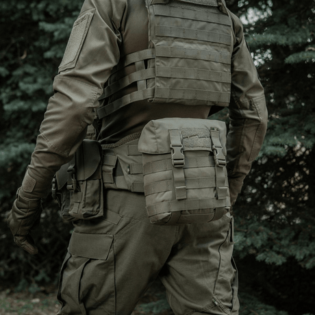 Sotilas metsässä M-Tac Sukharka Gen.3 Pouch kiinnitettynä sotilasasuun.