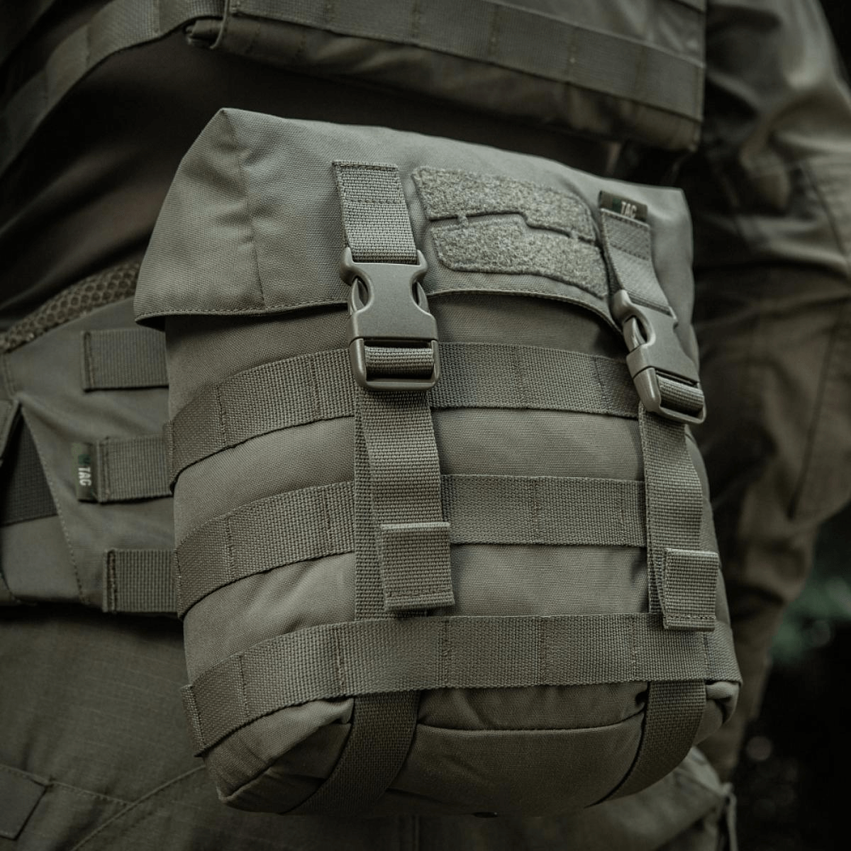 M-Tac Sukharka Gen.3 Pouch käytössä, Cordura 500D, MOLLE-interface ja säädettävä läppä.