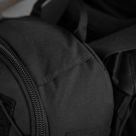 Lähikuva M-Tac STURM Elite -repusta Cordura-materiaalilla, tukeva vetoketju ja kestävä muotoilu taktiseen käyttöön.