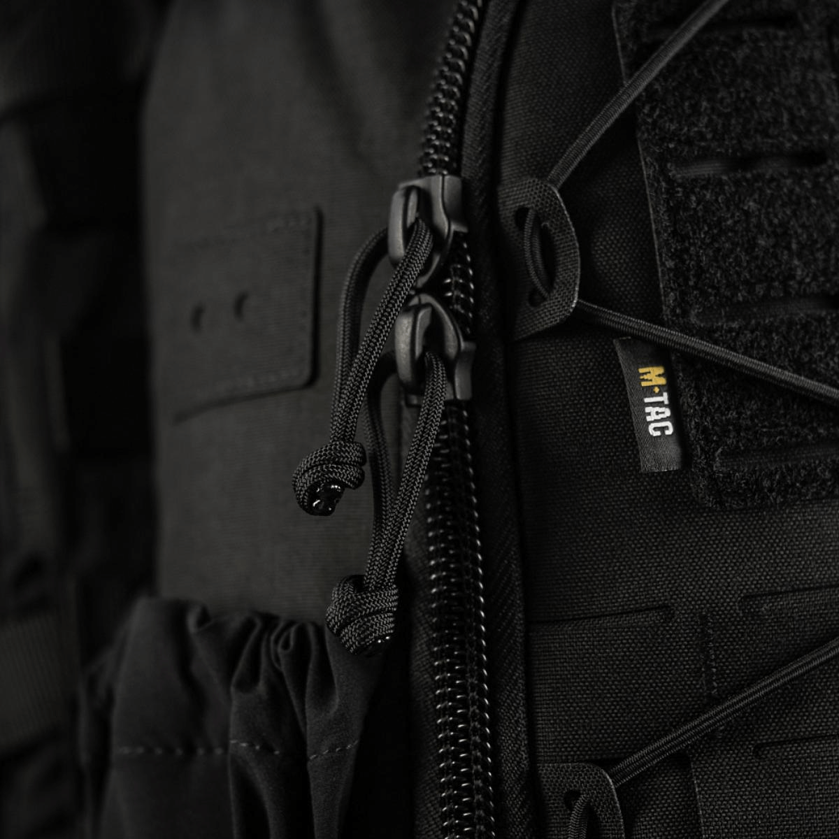 M-Tac STURM Elite -reppu laserleikatuilla MOLLE-etupaneeleilla, lähikuva vetoketjusta ja yksityiskohdista, Cordura-materiaalia.