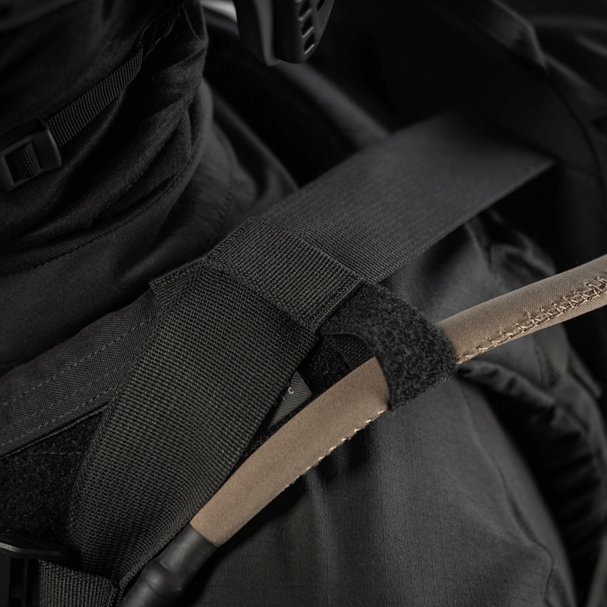 M-Tac STURM Elite -repun yksityiskohta: hihna ja joustavat sivutaskut, sopii taktiseen kenttäkäyttöön.