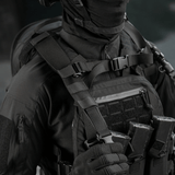 Taktista varustusta M-Tac STURM Elite -repun kanssa kentällä, Cordura-materiaali ja MOLLE Laser Cut -paneelit.