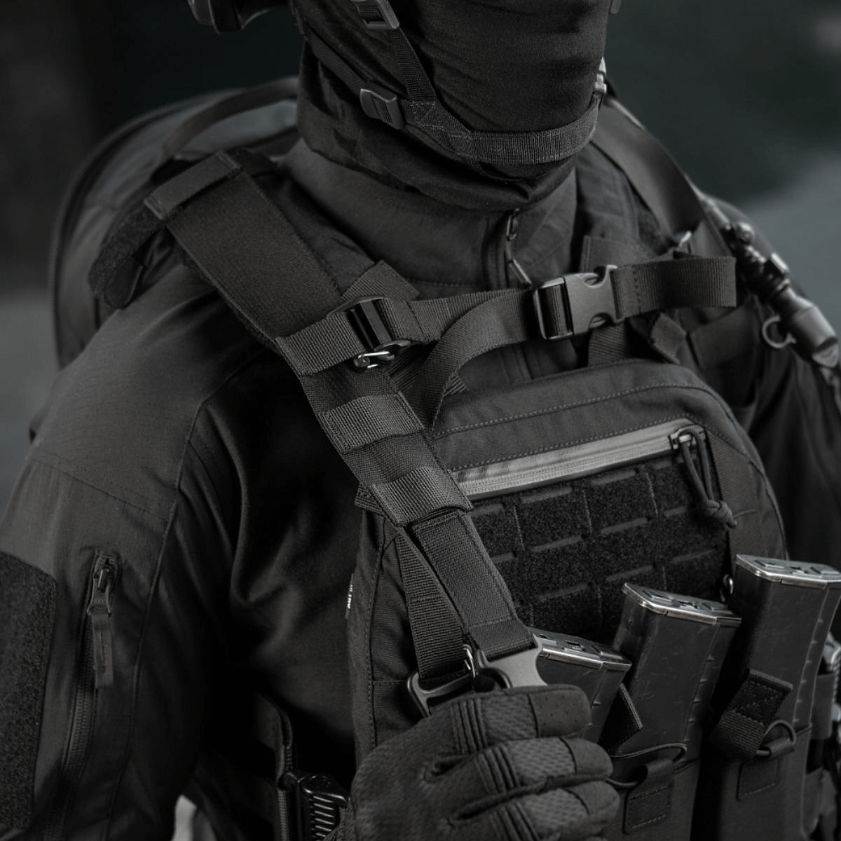 Taktista varustusta M-Tac STURM Elite -repun kanssa kentällä, Cordura-materiaali ja MOLLE Laser Cut -paneelit.