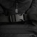 M-Tac STURM Elite -reppu lähikuvassa soljesta ja tukevasta muotoilusta, Woojin Plastic -hardware.