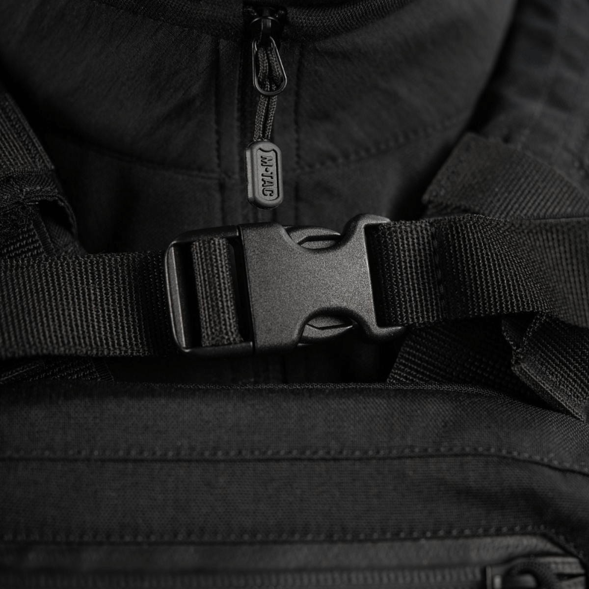 M-Tac STURM Elite -reppu lähikuvassa soljesta ja tukevasta muotoilusta, Woojin Plastic -hardware.