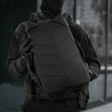 M-Tac STURM Elite -reppu käytössä taktisesti pukeutuneella henkilöllä, 15L reppu Cordura 500D/1000D -materiaalista, taktinen lyhytaikainen käyttö ja varusteiden kuljetus.