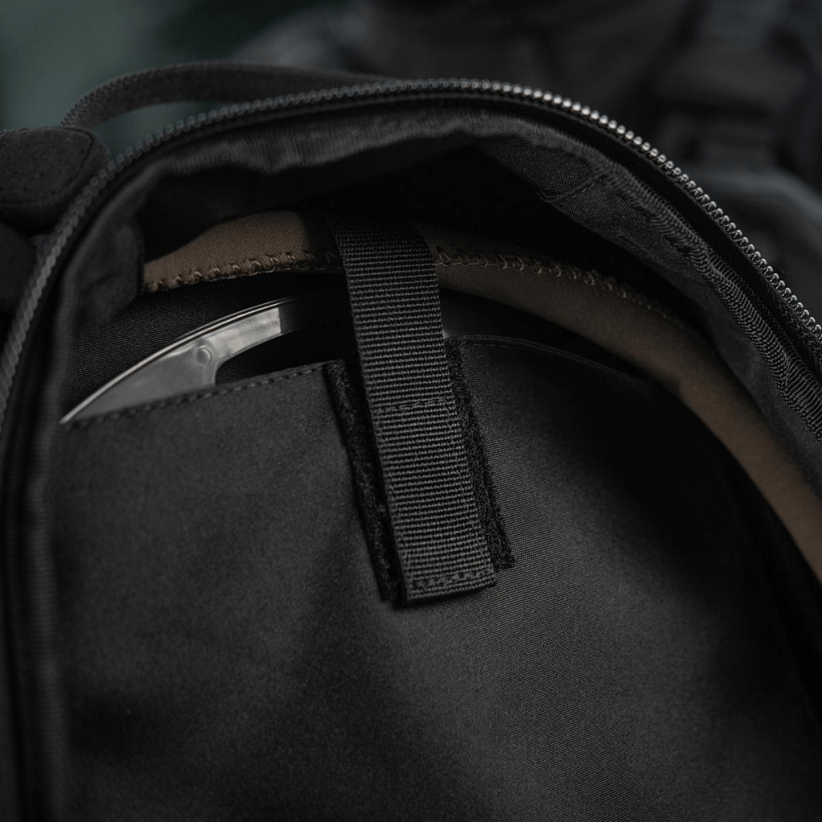 Sisätila M-Tac STURM Elite -repussa vetoketjulla, valmistettu Cordura-materiaalista.