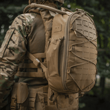 M-Tac STURM Elite -reppu kentällä, taktinen 15L Cordura-reppu MOLLE Laser Cut -etupaneelilla, nähty oikealta.