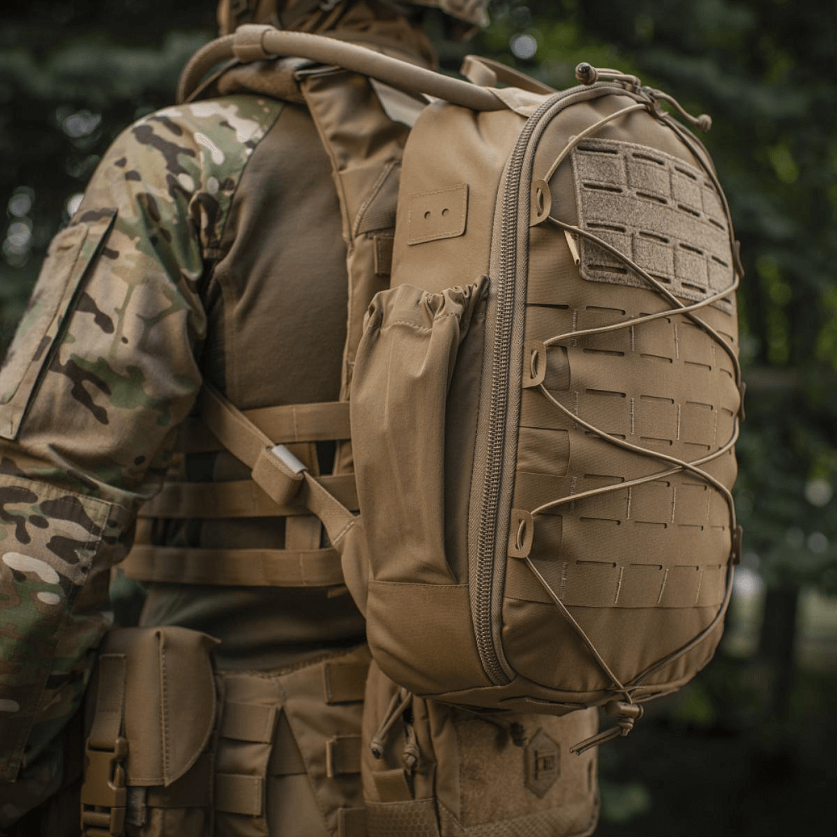 M-Tac STURM Elite -reppu kentällä, taktinen 15L Cordura-reppu MOLLE Laser Cut -etupaneelilla, nähty oikealta.