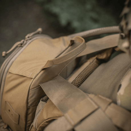 M-Tac STURM Elite -reppu MOLLE-paneelilla ja Cordura-materiaalista, lähikuva taktista muotoilua ja kiinnikkeitä.