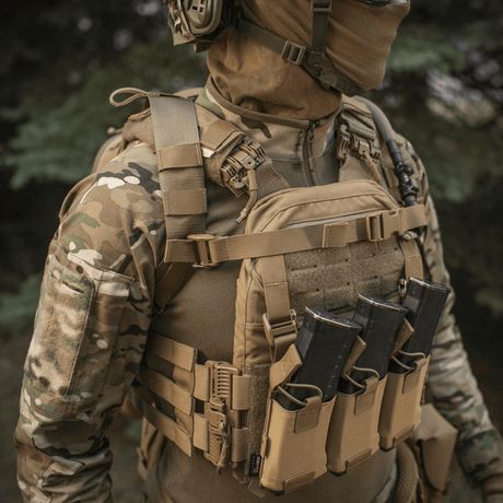 Taktinen operaattori pukeutuneena M-Tac STURM Elite -reppuun, jossa MOLLE-järjestelmä ja maastovarustus kentällä.