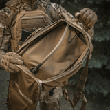 M-Tac STURM Elite -reppu avattuna, näkyvissä pääosa, käytännöllinen muotoilu ja Cordura-materiaalit, sopii lyhyille kenttäretkille.