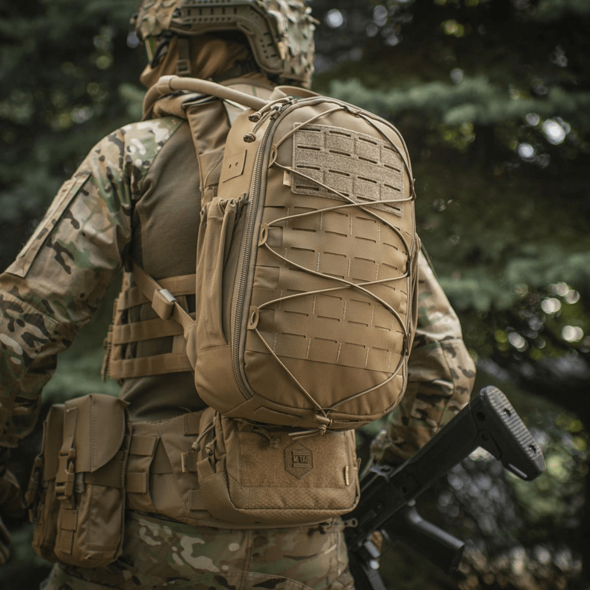M-Tac STURM Elite -reppu kentällä, taktinen reppu MOLLE Laser Cut -paneelilla ja joustavilla sivutaskuilla, lyhyille tehtäville.