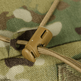 Yksityiskohta M-Tac STURM Elite -repusta camo-kuosissa, näyttää soljen ja Cordura-materiaalin.
