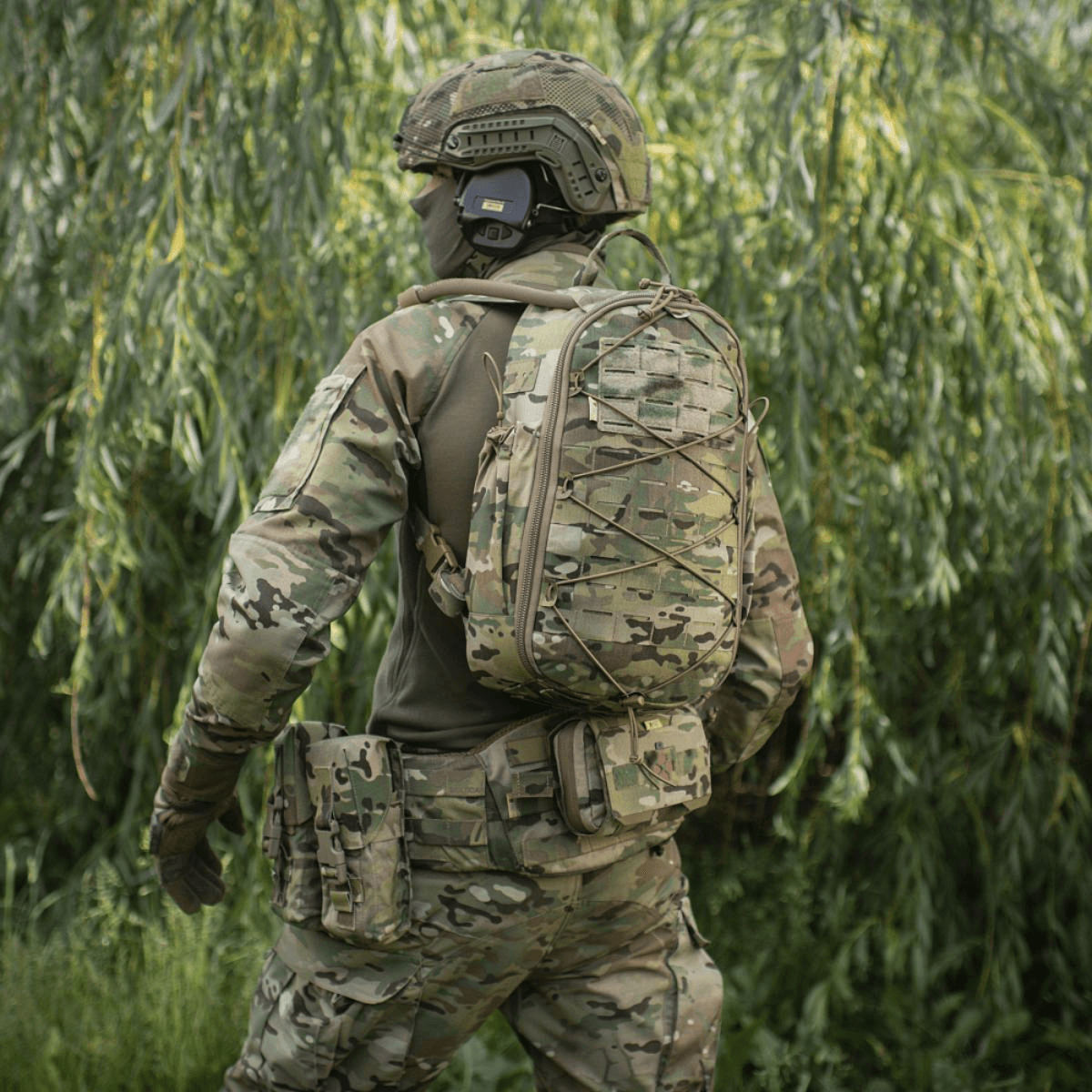 Sotilas pukeutuneena M-Tac STURM Elite -reppuun camo-tilanteessa.